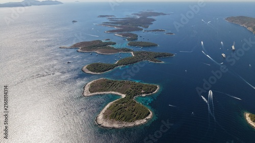 Obraz na plátně Îles Pakleni aux eaux bleu profond vues du ciel, archipel de Hvar en Croatie