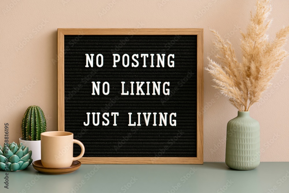 Naklejka premium Board with a black felt letter quote for a minimalist digital detox lifestyle
