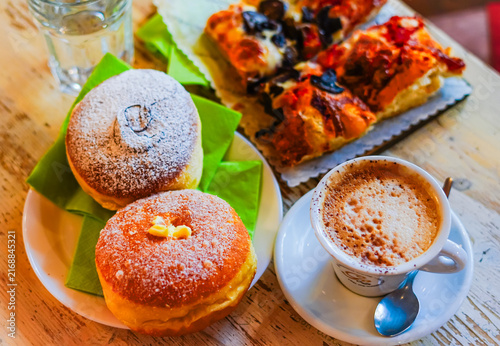 colazione italiana con cappuccino e brioche