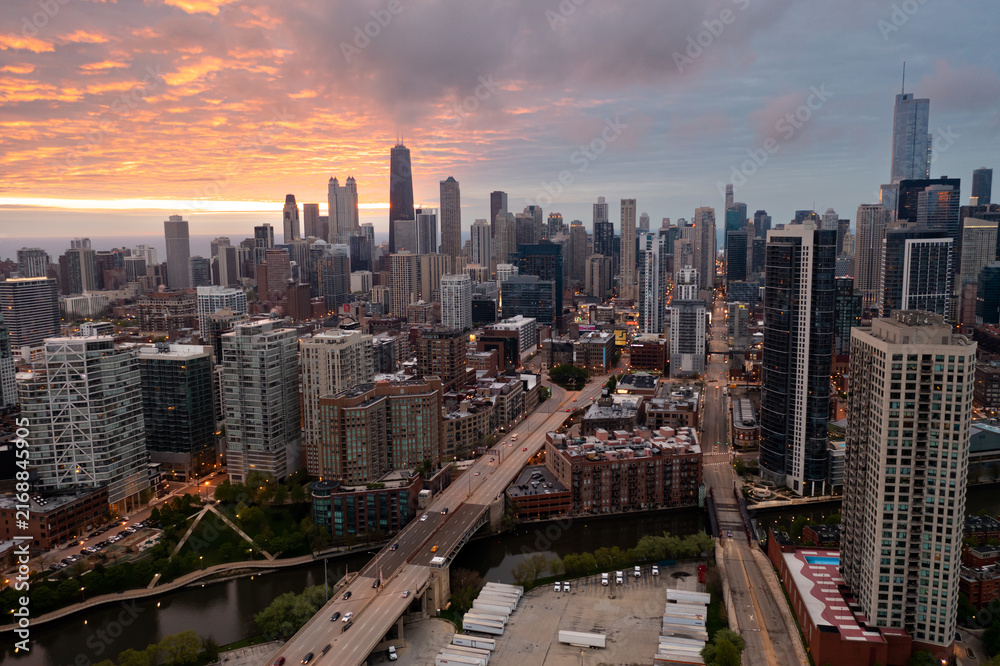 Fototapeta premium Chicago Cityscape Beneath a Dramatic Golden Sky