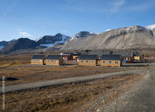 Bild auf Leinwand Yellow houses in Ny-Alesund