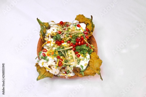 Obraz na płótnie Palak ki chat being garnished with curd and served in a earthen plate
