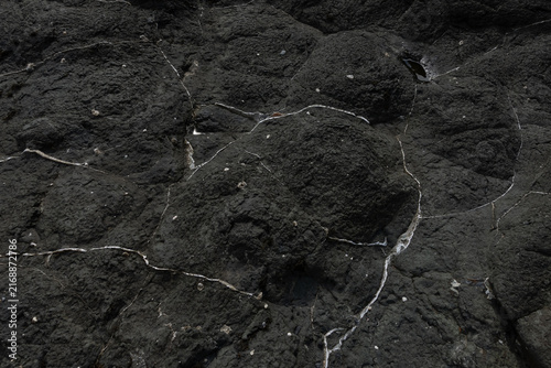 Cuadro en lienzo Rough volcanic rock texture with white quartz veins