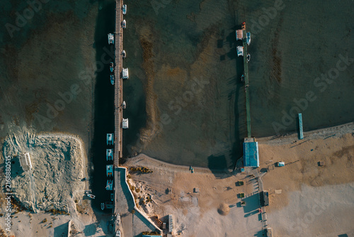 Foto Aerial view of the Caspian Sea coastline with piers in Aktau, Kazakhstan