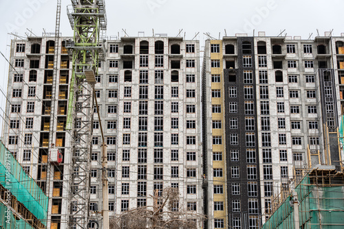 Cuadro en lienzo A massive construction site in Bishkek, Kyrgyzstan, showcasing the urban development and real estate boom