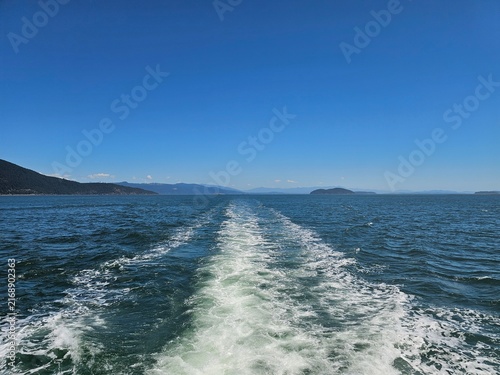 Fotografía Boat Wake On Blue Water