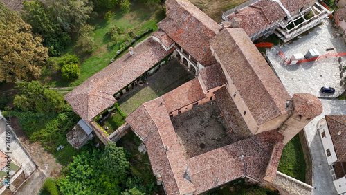 Obraz na plátně Calendasco Castle showcases its sprawling medieval architecture, red tiled roofs
