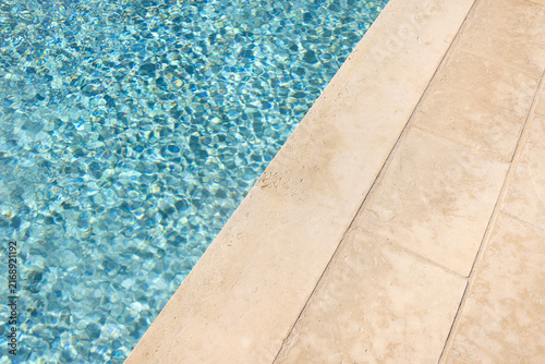 Fotografie Dettaglio bordo piscina obliquo in pietra leccese
