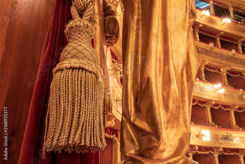 Bild auf Leinwand Detailed Close Up of Golden Tassel and Red Velvet Curtain in Opera House