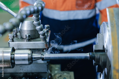 Fotografía Threaded rod being machined on lathe in industrial factory workshop
