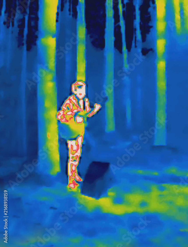 The string-whanger in the park, free artist, busker, busker. Thermal image