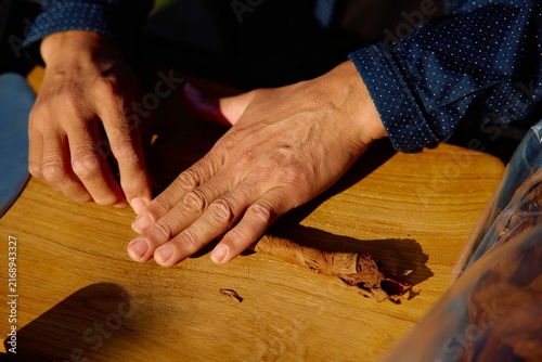 Foto Cigar Maker Rolling Tobacco Leaf