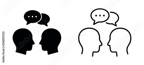 Foto Two human heads facing each other with speech bubbles representing communication