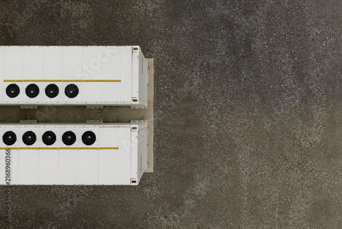 Foto Large Battery Energy Storage Containers Sitting on a Gray Gravel Lot During the