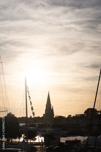 Картината върху платно vue skyline de la rochelle sur la tour de la lanterne depuis le vieux port au co