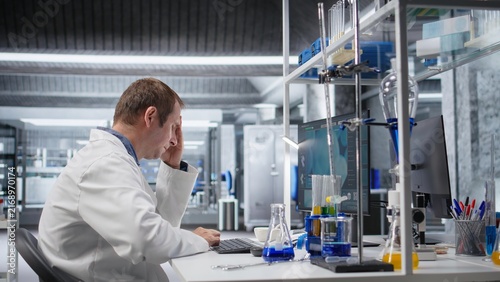 Foto Dissatisfied scientist struggles with complicated experiment data in a laboratory while facing biotechnology and genetics research challenges