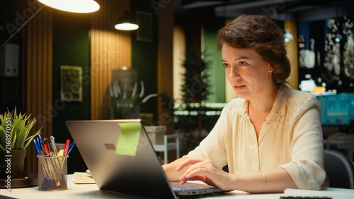 Foto Female entrepreneur makes a brilliant discovery with originality and finds an ingenious clever method to help with business development while raising a finger in an enlightenment or eureka gesture