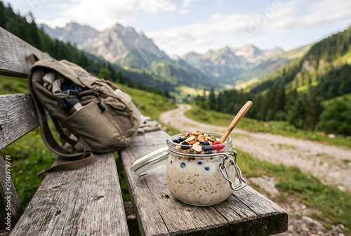 Kompaktes Frühstück bei einer Wanderpause
