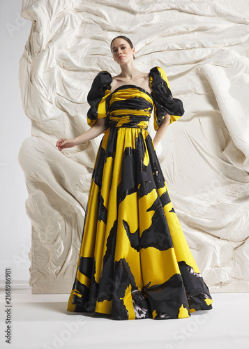Canvastavla Full length shot of elegant woman wearing luxury yellow and black abstract graph
