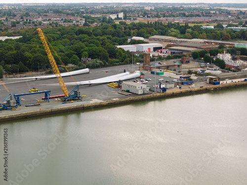 Foto Wind Turbine Blades at a Hull Dockside