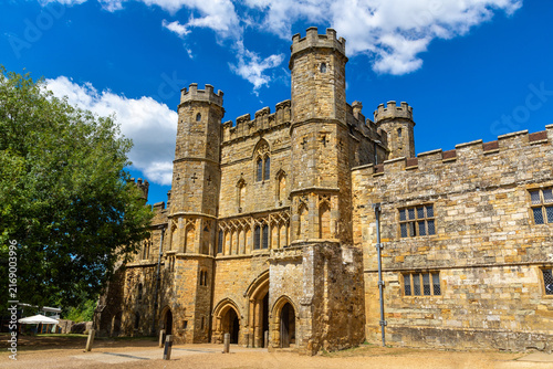 Fotografie Medieval Gatehouse of Battle Abbey in Battle, East Sussex, England, UK under Blu