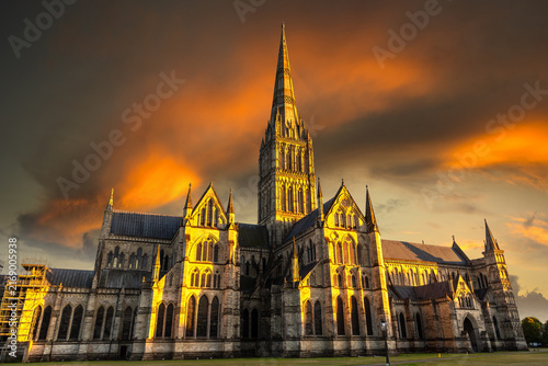 Quadro su tela Salisbury Cathedral at Dramatic Golden Sunset in Salisbury, Wiltshire, England,