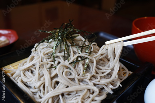 Plakat 大盛りのざるそば。十割そば。海苔トッピング。黒い竹ざる。