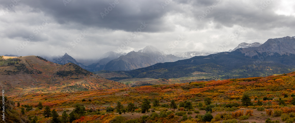 Obraz premium San Juan mountains panoramic view showing autumn colors