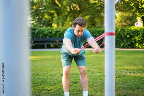 Fotografie man doing an outdoor fitness workout in the park for his health
