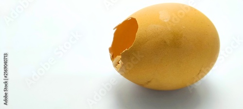 Foto Empty cracked brown eggshell on a white surface background