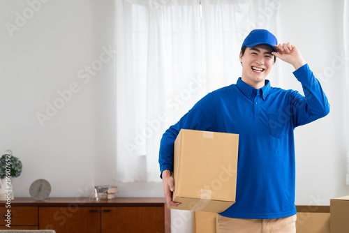 Quadro su tela 引っ越し業務を行う若い男性　ライフスタイルイメージ