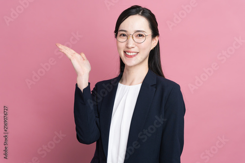 Fototapeta ビジネススーツを着た若い女性 ビジネスイメージ