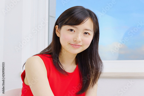 白い部屋で物思う女性