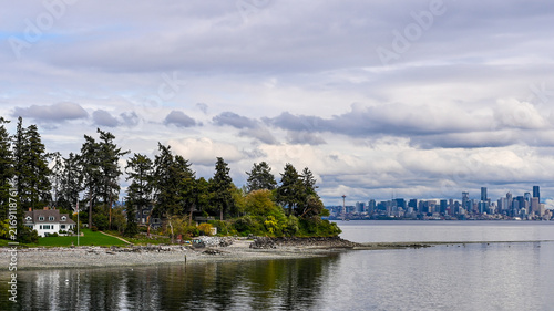 фотографія wide-angle view across Puget Sound from Bainbridge Island looking toward a tree-