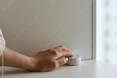 Obraz na płótnie Hand setting a simple kitchen timer for focused offline time