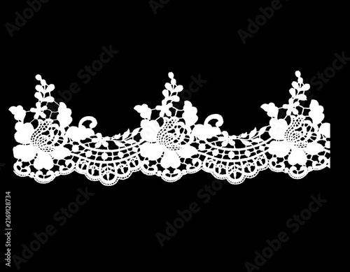 Tapety artystyczne Elegant white floral lace trim pattern on a solid black backdrop.
