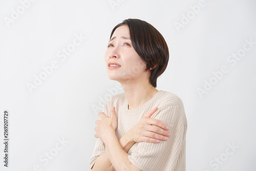 Photography 白背景で寒さに震える40代女性