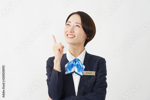 Photography 白背景でひらめく40代女性スタッフ