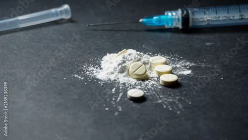 Принти на полотні syringe and pills