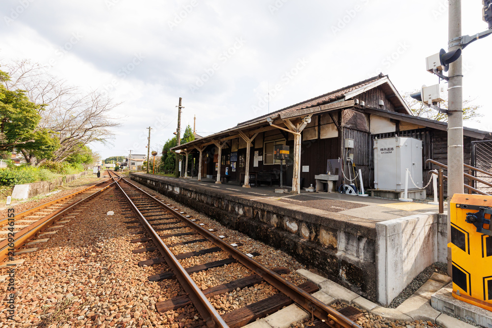 Fototapeta premium 秋の北条鉄道 法華口駅（兵庫県加西市）