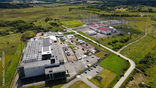 Quadro su tela Large data center building, partially constructed with active rooftop cooling sy