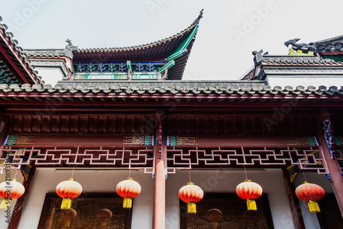 Foto Traditional Chinese Pavilion with Red Lanterns and Ornate Rooflines