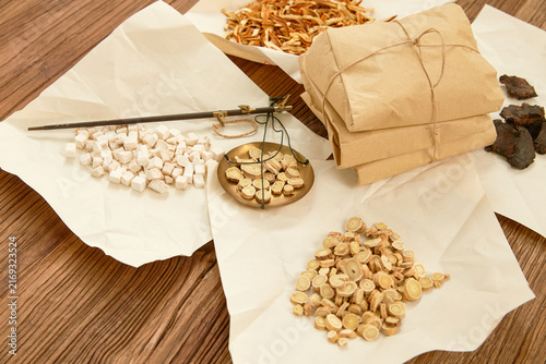 Konstfotografi Chinese Medicine Herbs and Ingredients with Balance Scale