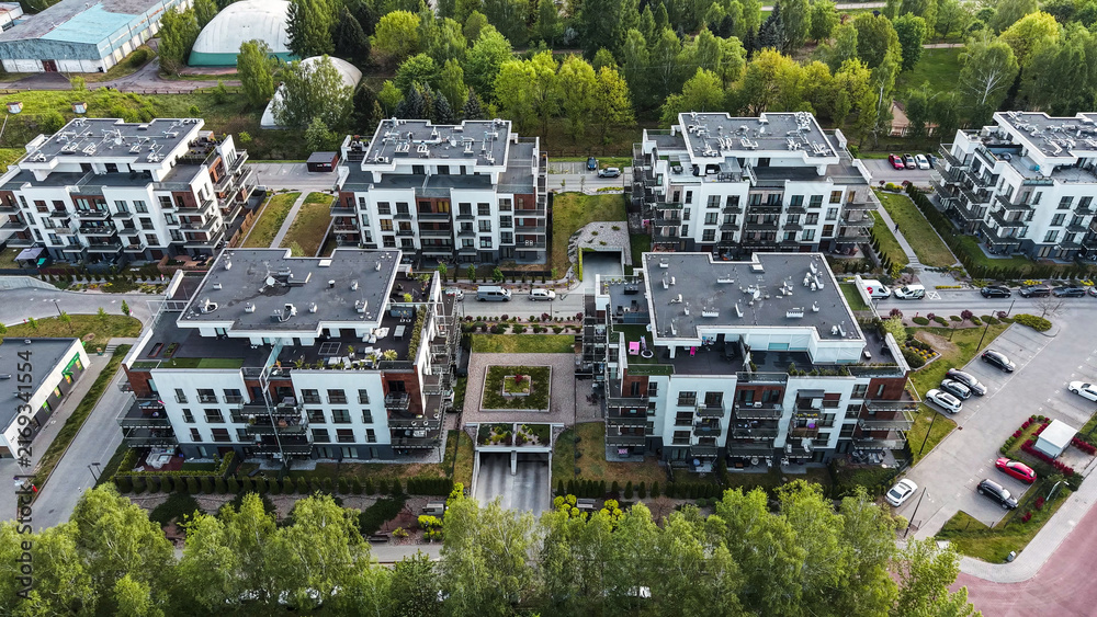 Fototapeta premium Contemporary block of flats near green courtyard