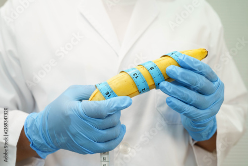 Fotografía Male doctor stands holding a banana, penis health.