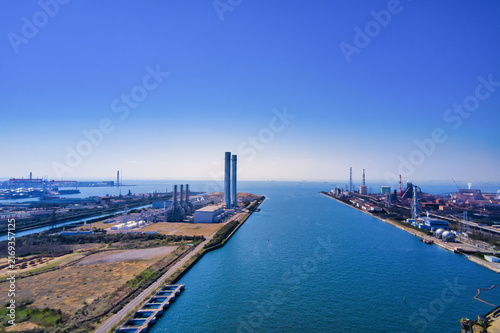 Obraz na płótnie 工業地帯のドローン空撮。工場、製造業、産業、煙突、エネルギー、生産、石油化学、製油所、鉄工業、電力