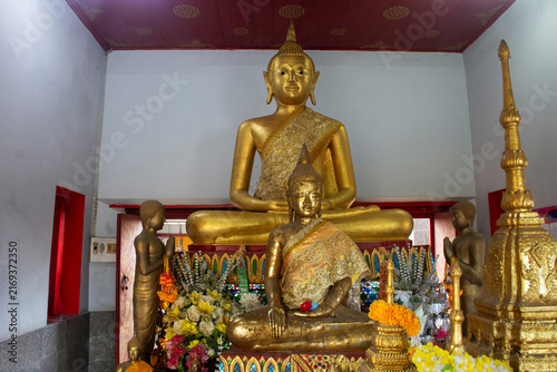 Foto Holy buddha statues in ancient ordination hall or antique ubosot for thai people
