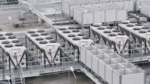 Rooftop data center cooling system with rotating fans