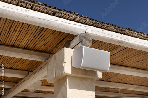 Canvastavla Cassa audio esterna sulla copertura in legno e canne - vista laterale sinistra