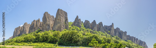 Fotografía Panorama of the Penitents of Les Mees, a huge rock formation towering above the